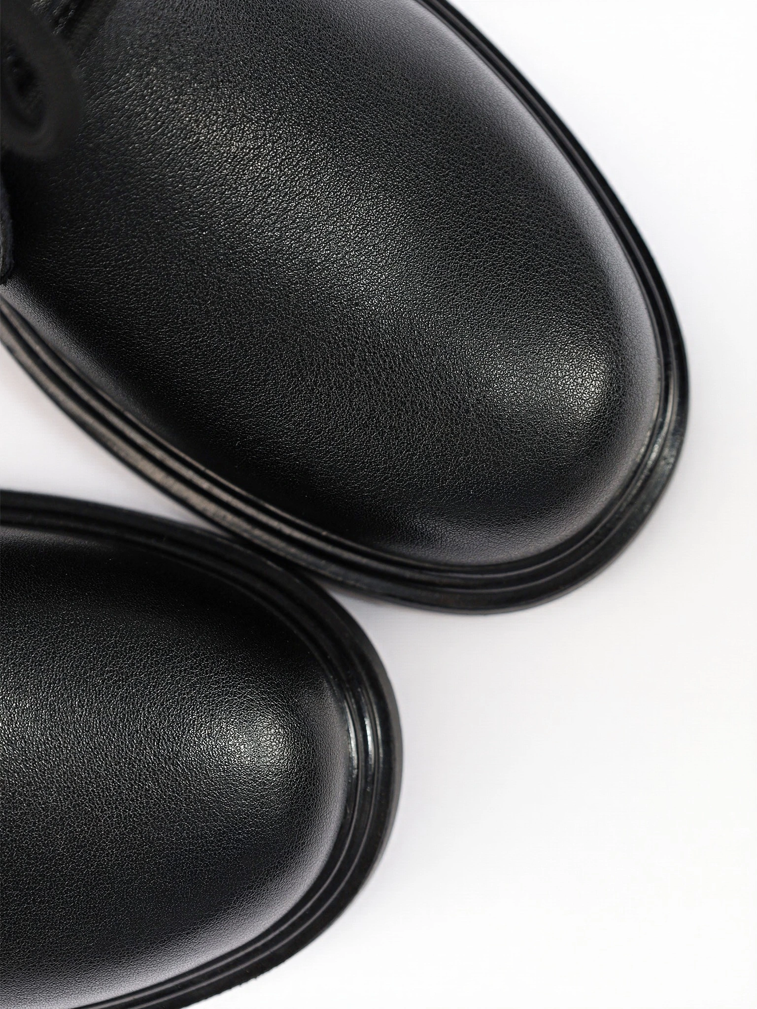 Ботинки-дерби черного цвета из натуральной кожи